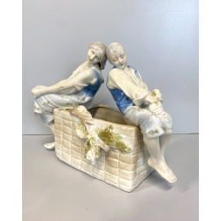 ANTICO VASO SCULTURA FIORIERA CENTROTAVOLA PORCELLANA FIGURE SCENA ROMANTICA 900