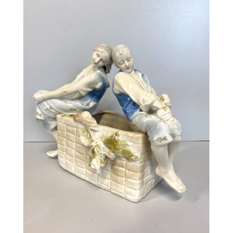 ANTICO VASO SCULTURA FIORIERA CENTROTAVOLA PORCELLANA FIGURE SCENA ROMANTICA 900