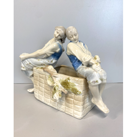ANTICO VASO SCULTURA FIORIERA CENTROTAVOLA PORCELLANA FIGURE SCENA ROMANTICA 900