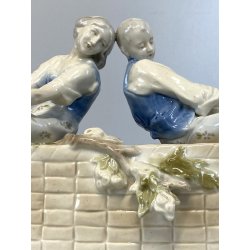 ANTICO VASO SCULTURA FIORIERA CENTROTAVOLA PORCELLANA FIGURE SCENA ROMANTICA 900