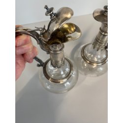 ANTICA COPPIA VERSATOIO AMPOLLA BOCCA METALLO ARGENTATO DECORO FOGLIATO 19 cm/h