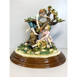 GRUPPO SCULTOREO CERAMICA Capodimonte B.M.G. ALBERO BIMBI RACCOLTA FRUTTA 29cm/h