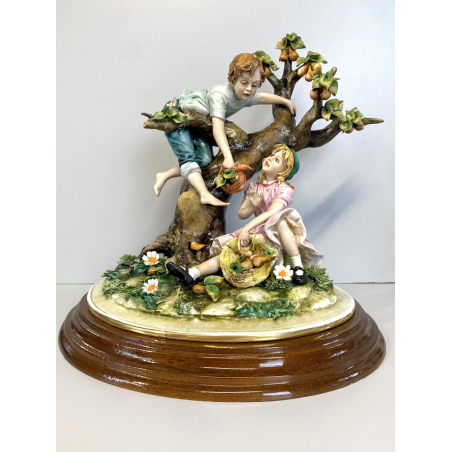 GRUPPO SCULTOREO CERAMICA Capodimonte B.M.G. ALBERO BIMBI RACCOLTA FRUTTA 29cm/h