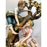 GRUPPO SCULTOREO CERAMICA Capodimonte B.M.G. ALBERO BIMBI RACCOLTA FRUTTA 29cm/h