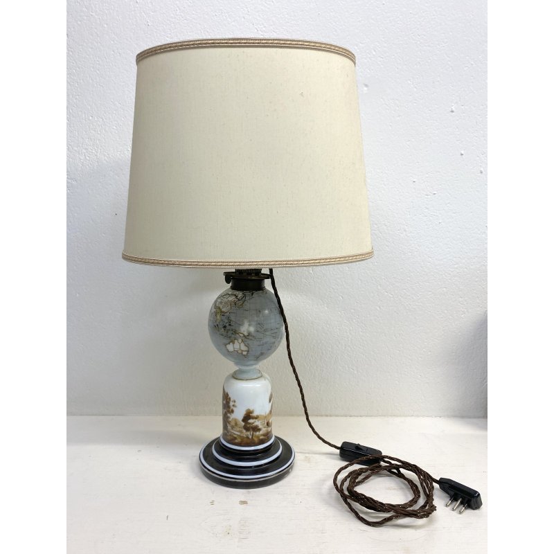 LAMPADA A PETROLIO ELETTRIFICATA VETRO OPALINO DECORO PAESAGGIO MAPPAMONDO 58 cm