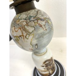 LAMPADA A PETROLIO ELETTRIFICATA VETRO OPALINO DECORO PAESAGGIO MAPPAMONDO 58 cm