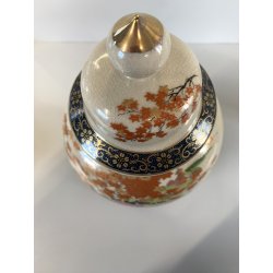 VASO con COPERCHIO PORCELLANA Satsuma JAPAN DECORO ISTORIATO PAVONI FIORI FOGLIE