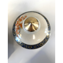 VASO con COPERCHIO PORCELLANA Satsuma JAPAN DECORO ISTORIATO PAVONI FIORI FOGLIE