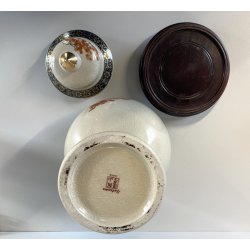 VASO con COPERCHIO PORCELLANA Satsuma JAPAN DECORO ISTORIATO PAVONI FIORI FOGLIE