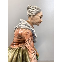 FIGURA PORCELLANA Capodimonte C. Mollica ANZIANA CONTADINA NUTRE POLLI 22,5cm/h