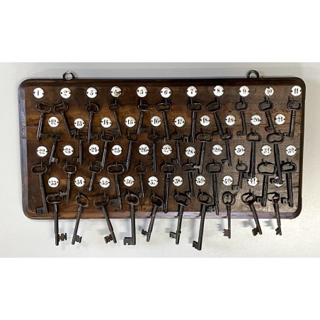 antica BACHECA da PARETE NUMERATA con 42 CHIAVI scheletriche in FERRO BATTUTO