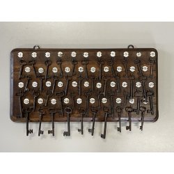 antica BACHECA da PARETE NUMERATA con 42 CHIAVI scheletriche in FERRO BATTUTO