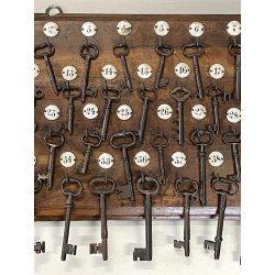 antica BACHECA da PARETE NUMERATA con 42 CHIAVI scheletriche in FERRO BATTUTO