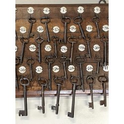 antica BACHECA da PARETE NUMERATA con 42 CHIAVI scheletriche in FERRO BATTUTO