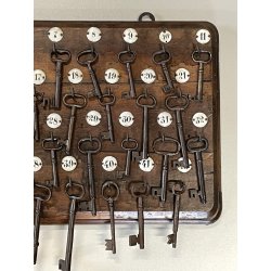 antica BACHECA da PARETE NUMERATA con 42 CHIAVI scheletriche in FERRO BATTUTO