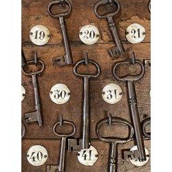 antica BACHECA da PARETE NUMERATA con 42 CHIAVI scheletriche in FERRO BATTUTO