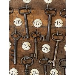 antica BACHECA da PARETE NUMERATA con 42 CHIAVI scheletriche in FERRO BATTUTO