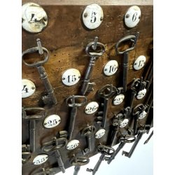 antica BACHECA da PARETE NUMERATA con 42 CHIAVI scheletriche in FERRO BATTUTO
