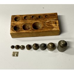 ANTICO SET PESI per BILANCIA di precisione con BASAMENTO in LEGNO