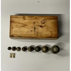 ANTICO SET PESI per BILANCIA di precisione con BASAMENTO in LEGNO