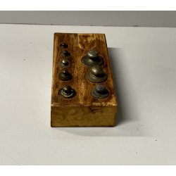 ANTICO SET PESI per BILANCIA di precisione con BASAMENTO in LEGNO