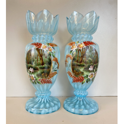 COPPIA VASO VITTORIANO VETRO OPALINO AZZURRO DECORO PAESAGGIO BOSCHIVO COROLLA
