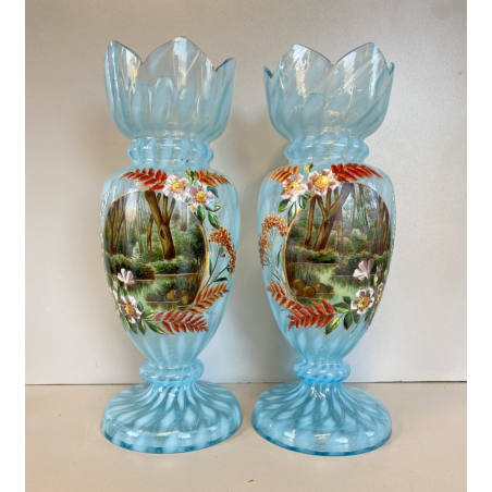 COPPIA VASO VITTORIANO VETRO OPALINO AZZURRO DECORO PAESAGGIO BOSCHIVO COROLLA