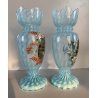 COPPIA VASO VITTORIANO VETRO OPALINO AZZURRO DECORO PAESAGGIO BOSCHIVO COROLLA