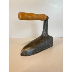 ANTICO FERRO DA STIRO BRONZO INSERTO GHISA DECORO DRAGORILIEVO MANICO LEGNO '800