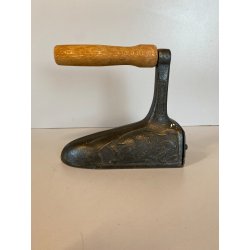 ANTICO FERRO DA STIRO BRONZO INSERTO GHISA DECORO DRAGORILIEVO MANICO LEGNO '800