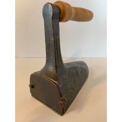 ANTICO FERRO DA STIRO BRONZO INSERTO GHISA DECORO DRAGORILIEVO MANICO LEGNO '800