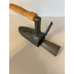 ANTICO FERRO DA STIRO BRONZO INSERTO GHISA DECORO DRAGORILIEVO MANICO LEGNO '800