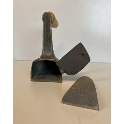 ANTICO FERRO DA STIRO BRONZO INSERTO GHISA DECORO DRAGORILIEVO MANICO LEGNO '800