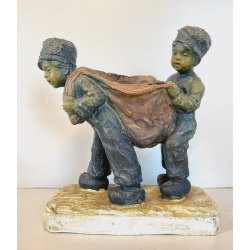 SCULTURA TERRACOTTA POLICROMA SCENA GENERE BAMBINI TRASPORTO GRANDE SACCO '900