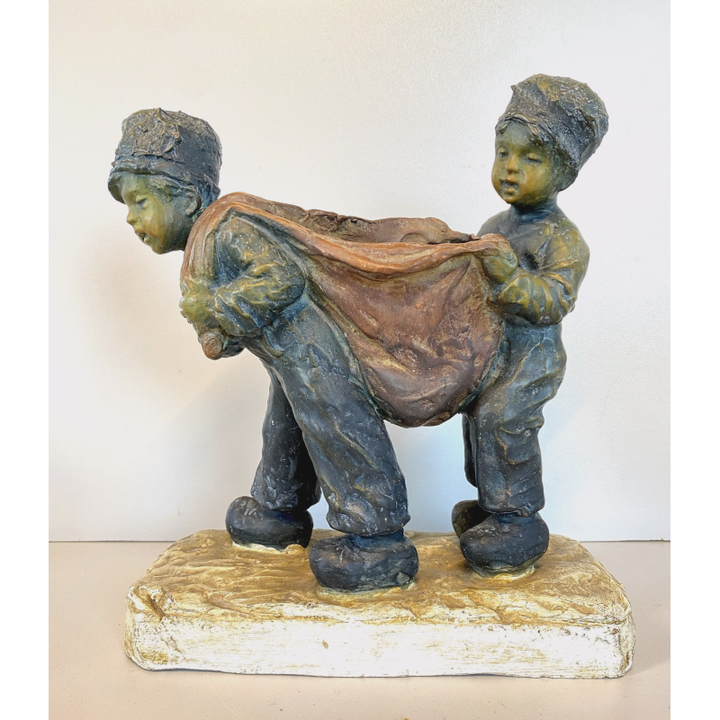 SCULTURA TERRACOTTA POLICROMA SCENA GENERE BAMBINI TRASPORTO GRANDE SACCO '900