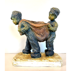 SCULTURA TERRACOTTA POLICROMA SCENA GENERE BAMBINI TRASPORTO GRANDE SACCO '900