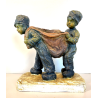 SCULTURA TERRACOTTA POLICROMA SCENA GENERE BAMBINI TRASPORTO GRANDE SACCO '900