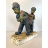 SCULTURA TERRACOTTA POLICROMA SCENA GENERE BAMBINI TRASPORTO GRANDE SACCO '900
