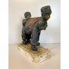 SCULTURA TERRACOTTA POLICROMA SCENA GENERE BAMBINI TRASPORTO GRANDE SACCO '900