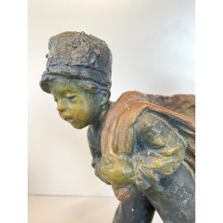 SCULTURA TERRACOTTA POLICROMA SCENA GENERE BAMBINI TRASPORTO GRANDE SACCO '900