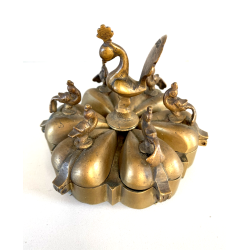 ANTICO CONTENITORE PORTA SPEZIE POLVERE kumkum INDIANO DECORO PAVONE OTTONE