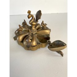 ANTICO CONTENITORE PORTA SPEZIE POLVERE kumkum INDIANO DECORO PAVONE OTTONE