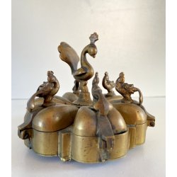 ANTICO CONTENITORE PORTA SPEZIE POLVERE kumkum INDIANO DECORO PAVONE OTTONE