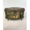 ANTICO COFANETTO PORTAGIOIE SAGOMATO METALLO TESSUTO DECORO CHINOISERIE '800/900
