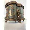 ANTICO COFANETTO PORTAGIOIE SAGOMATO METALLO TESSUTO DECORO CHINOISERIE '800/900