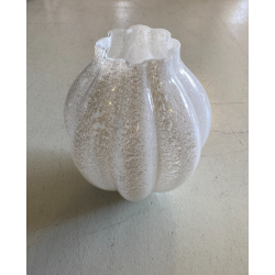 VASO VETRO MURANO COSTOLATO INCAMICIATO INCLUSIONI BIANCO OPALINO FOGLIA ARGENTO