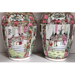 COPPIA ANTICO VASO CINESE FAMILLE ROSE PORCELLANA DIPINTO SCENA QUOTIDIANA FIORI