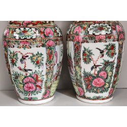 COPPIA ANTICO VASO CINESE FAMILLE ROSE PORCELLANA DIPINTO SCENA QUOTIDIANA FIORI