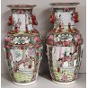 COPPIA ANTICO VASO CINESE FAMILLE ROSE PORCELLANA DIPINTO SCENA QUOTIDIANA FIORI