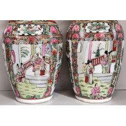 COPPIA ANTICO VASO CINESE FAMILLE ROSE PORCELLANA DIPINTO SCENA QUOTIDIANA FIORI